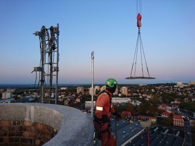Prace instalacyjne na wysokościach, niebezpieczny zawód, usługi alpinistyczne, Climbnet