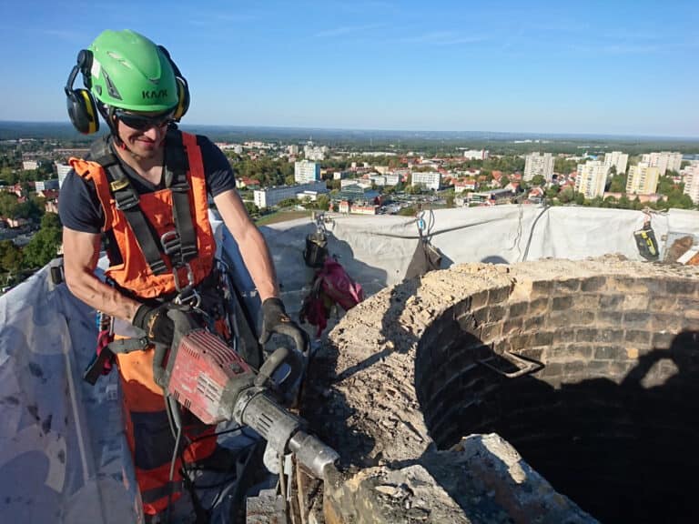 Rozbiórki kominów, demontaże konstrukcji, prace na wysokościach