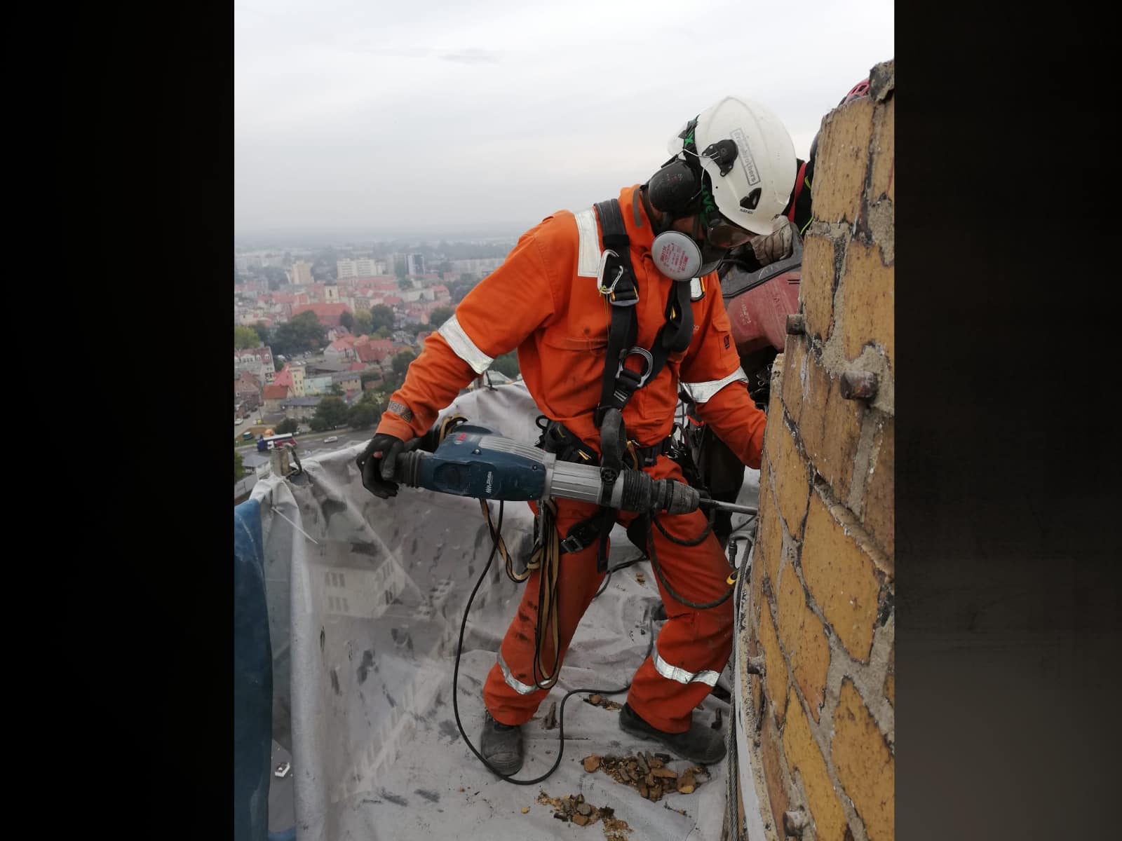 Rozbiórki kominów, demontaże konstrukcji, prace na wysokościach