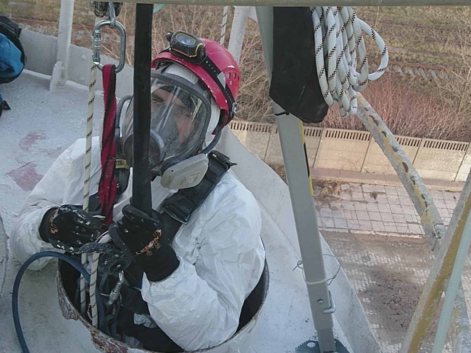 Prace w przestrzeniach zamkniętych, prace specjalistyczne, na wysokościach, pracownik w masce