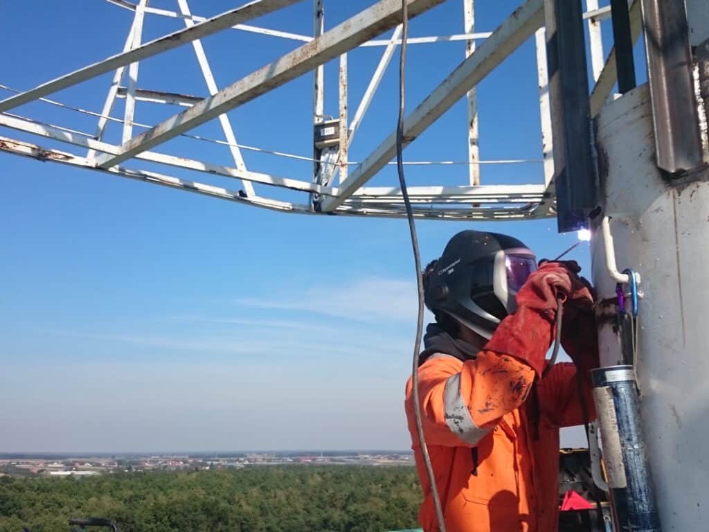 Spawanie na wysokościach, maska spawalnicza, usługi alpinistyczne, Climbnet